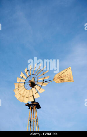 Windmühle Wasserpumpe, Big Bend Land in der Nähe von Marathon, Texas, USA Stockfoto