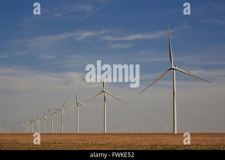 Windkraftanlagen in der Nähe von Amarillo, Texas, USA Stockfoto