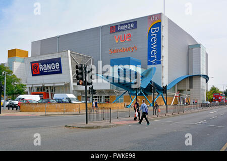 Fußgänger vor dem Brewery Shopping Centre mit Vue Cinema und dem Range Shop auf dem Gelände der alten Star Brewery Romford East London Havering England UK Stockfoto