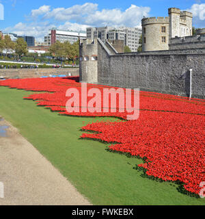 Feld der roten Keramik Mohnblumen Blut gefegt Länder & Meere von roten Ersten Weltkrieg erste Weltkrieg Tribut in trockenen Graben am Historic Tower of London England Stockfoto