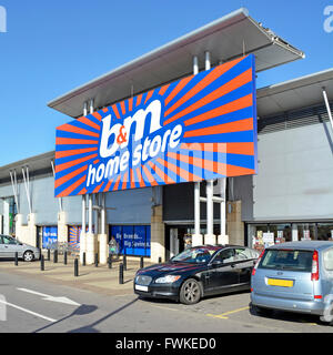 B&M Retail Ltd ein Geschäft für Schnäppchen Markenlogo und Eingang zum Lakeside Retail Park mit kostenlosem Parkplatz Thurrock Essex England UK Stockfoto
