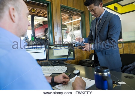 Kunden mit Kreditkarte Leser Auto Shop office