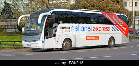 Nationale Express Coach Flughäfen Expressdienst ÖPNV akzeptieren EasyBus Passagiere & anzeigen deaktiviert Abzeichen in Park Lane London England UK Stockfoto