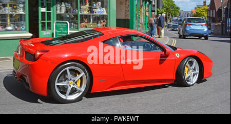 Roter Ferrari italienische Luxussportwagen durchfahren von Lyndhurst im New Forest Stockfoto