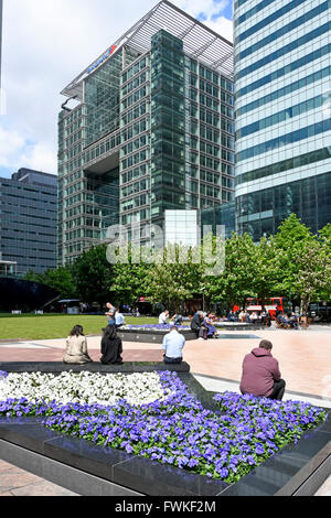 Frühling-Blütenpracht am Canada Square Canary Wharf London Docklands Isle of Hunde Tower Hamlets England UK mit Bank of America über Gebäude Stockfoto