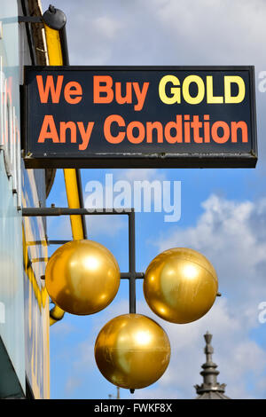 Wir kaufen Gold Schild über Pfandleiher Shop gold Kugeln Symbol in Barking High Street in London Borough of Barking and Dagenham England UK Stockfoto