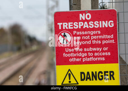 Kein Hausfriedensbruch Gefahr Warnung Schild Schilder Eisenbahn Eisenbahn London UK Stockfoto