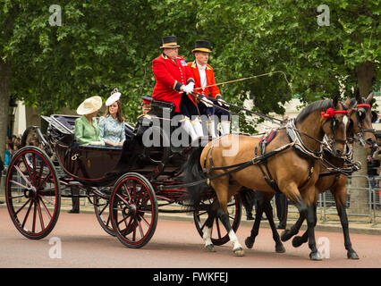 Kate, Herzogin von Cambridge, in einer offenen Kutsche Stockfoto