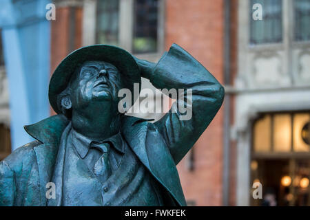 Die Statue von Sir John Betjeman von Martin Jennings am Bahnhof St Pancras International London England UK Stockfoto