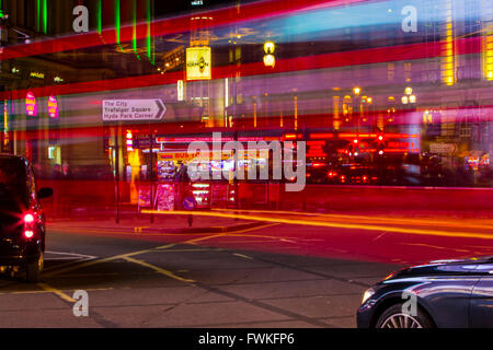 London Bus leichte Wanderwege Nacht Zeit Piccadilly Circus black Cab Taxi Langzeitbelichtung Stockfoto