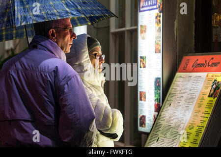 Paar-Lesung-Menü im chinesischen Restaurant in Chinatown London im Regen Stockfoto