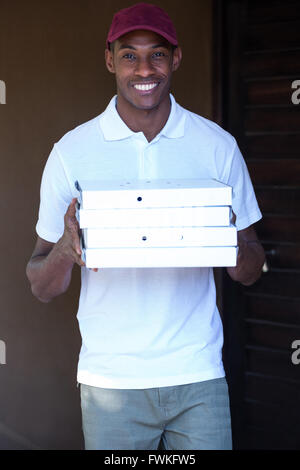 Glücklich Lieferung Mann, Pizza-Kartons Stockfoto