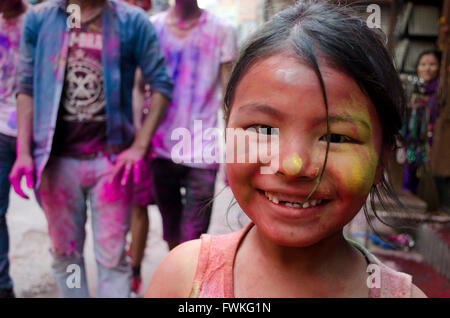 Kind feiert Holi-Fest Stockfoto