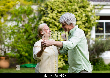 Glückliche ältere Paare tanzen Stockfoto