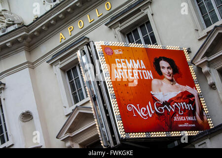 Theater-Beschilderung im Apollo-Theater an der Shaftesbury Avenue im Londoner Westend. Stockfoto