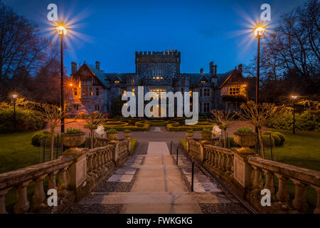 Hatley Castle am königlichen Straßen bei Dämmerung-Victoria, British Columbia, Canada. Stockfoto