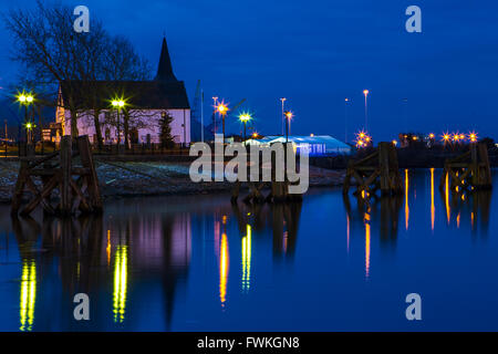 Norwegische Kirche Cardiff Bay Reflexionen Abend Langzeitbelichtung Stockfoto