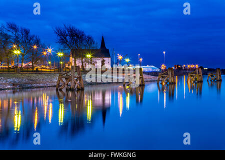Norwegische Kirche Cardiff Bay Reflexionen Abend Langzeitbelichtung Stockfoto