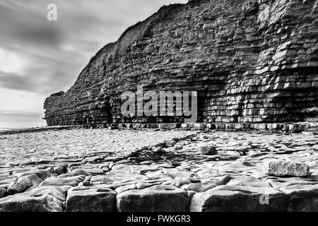 Täglicher Punkt, Felsiger Strand Süd Wales monochrom schwarz / weiß Stockfoto