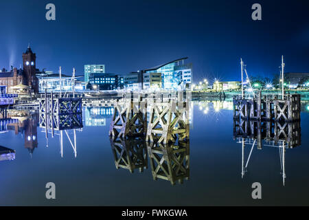 Cardiff Bay Twilight Nachtansicht alten Dock Festmacher Cardiff South Wales UK Mermaid Quay Langzeitbelichtung Stockfoto