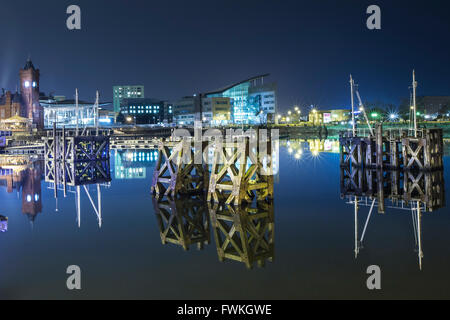 Cardiff Bay Twilight Nachtansicht alten Dock Festmacher Cardiff South Wales UK Mermaid Quay Langzeitbelichtung Stockfoto