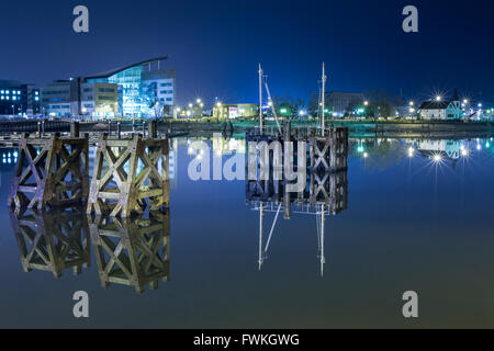 Cardiff Bay Twilight Nachtansicht alten Dock Festmacher Cardiff South Wales UK Mermaid Quay Langzeitbelichtung Stockfoto