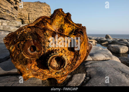 Rusty Automotor auf felsigen Strand täglicher Zeitpunkt Wales UK Stockfoto