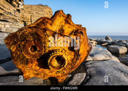 Rusty Automotor auf felsigen Strand täglicher Zeitpunkt Wales UK Stockfoto