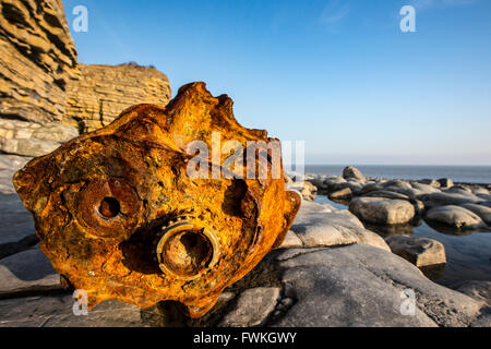 Rusty Automotor auf felsigen Strand täglicher Zeitpunkt Wales UK Stockfoto