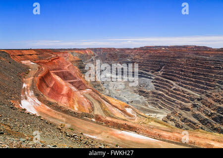 Von oben nach unten die größte australische Goldmine - super Pit in Kalgorlie, Western AUstralia, an einem sonnigen Sommertag. Stockfoto