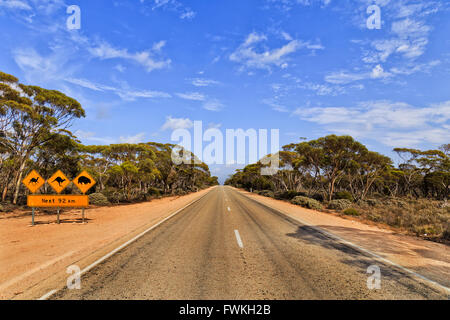 Warnung Roadsign mit Informationen Babout wildlebende Tiere nicht eingezäunt Weg - Eyre Highway in Südaustralien an einem sonnigen Tag Stockfoto