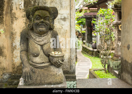 Traditionelle Guard Statue gemeißelt in Stein auf Bali, Indonesien. Stockfoto