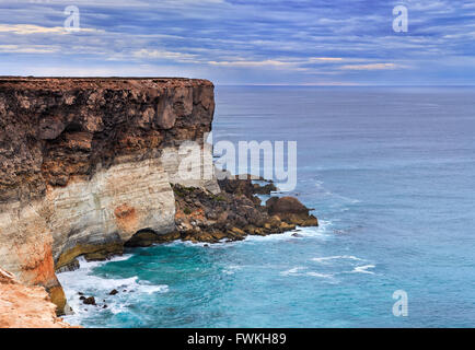 hohe und gefährliche Klippe Nullarbour tektonischen Platons bei Great Australian Bight in South Australia. Stockfoto