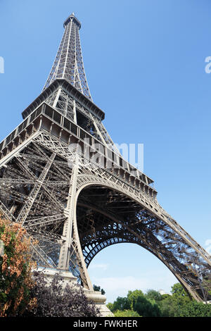 Auf der Suche nach oben Weitwinkelaufnahme Eiffelturm Stockfoto