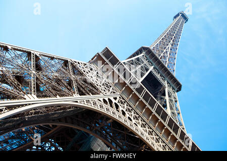 Auf der Suche nach oben Weitwinkelaufnahme Eiffelturm Stockfoto