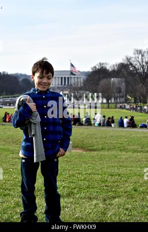 Kleiner Junge lächelnd vor dem Lincoln Memorial an der National Mall Stockfoto