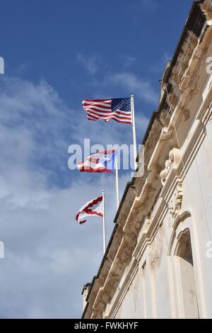 Flaggen auf dem Castillo San Cristobal in Old San Juan Stockfoto