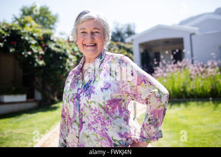 Porträt von glücklich senior Frau im Garten Stockfoto