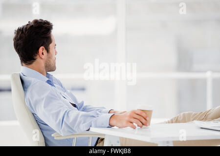 Geschäftsmann auf Stuhl sitzend Stockfoto