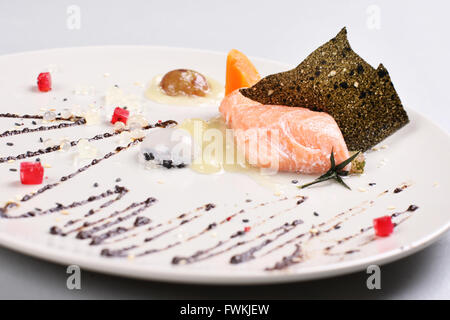 Geräucherter Lachs und Soße gekocht von Molekularküche technic Stockfoto