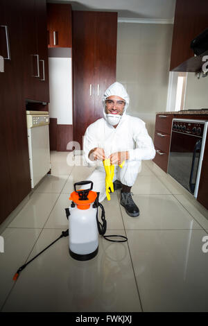 Porträt der Arbeiter mit Schutzhandschuhen Stockfoto