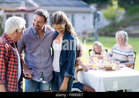 Paar und ein senior Mann am Grill grill Grillen vorbereiten Stockfoto