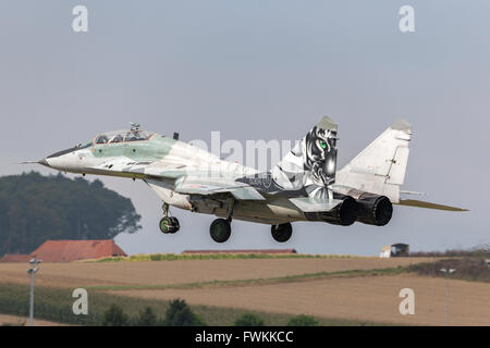 Slowakische Republik Luftwaffe Mikojan-Gurewitsch MiG-29UB Jagdflugzeug Stockfoto