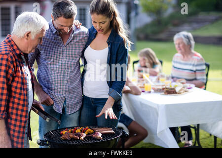 Paar und ein senior Mann am Grill grill Grillen vorbereiten Stockfoto