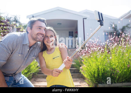 Vater und Tochter ein selfie mit selfie Stick Stockfoto