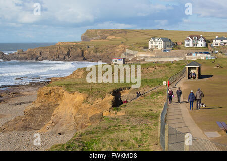 Menschen zu Fuß auf dem Weg von Bude North Cornwall zum nahe gelegenen Strand von Crooklets England UK im Frühjahr Stockfoto