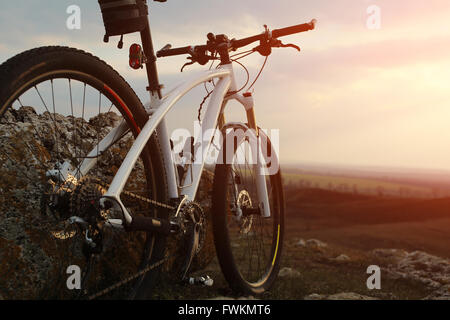 Fahrrad steht auf einem Felsen Stockfoto