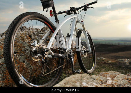 Fahrrad steht auf einem Felsen Stockfoto