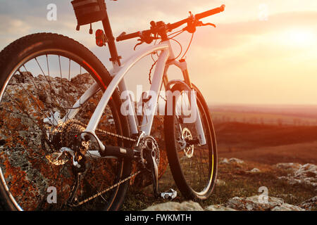 Fahrrad steht auf einem Felsen Stockfoto