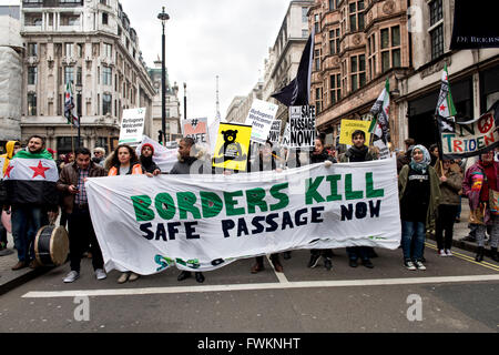 Syrischer Flüchtling Unterstützer sind Banner lesen "Sichere Passage jetzt Grenzen töten" tragen, während marschieren zum Trafalgar Square. Stockfoto